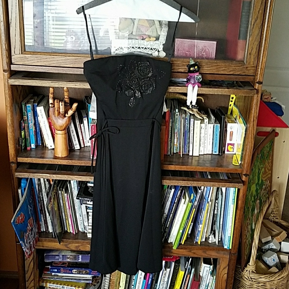 Black sleeveless dress